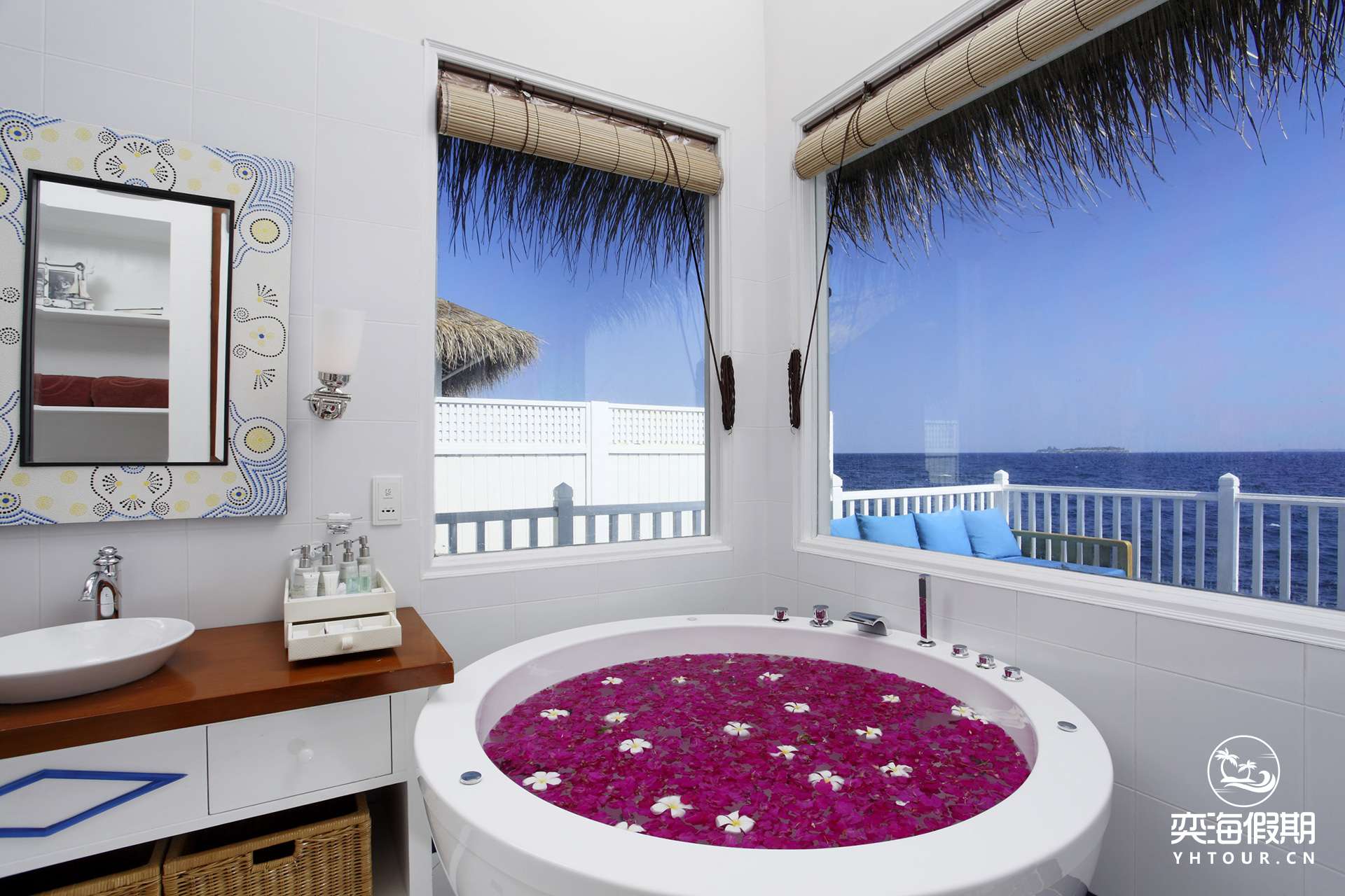 CIRM-Deluxe_Family_Water_Villa_1.jpg