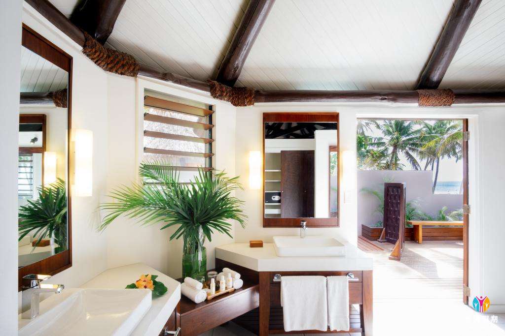deluxe-beachfront-bure-bathroom-58067.jpg