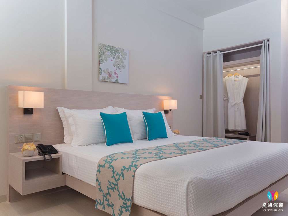Deluxe Room (1).jpg