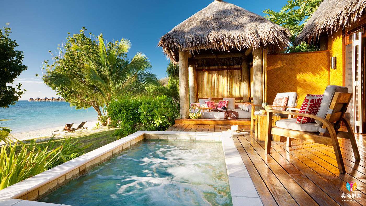 Deluxe Beachfront Bure011.jpg