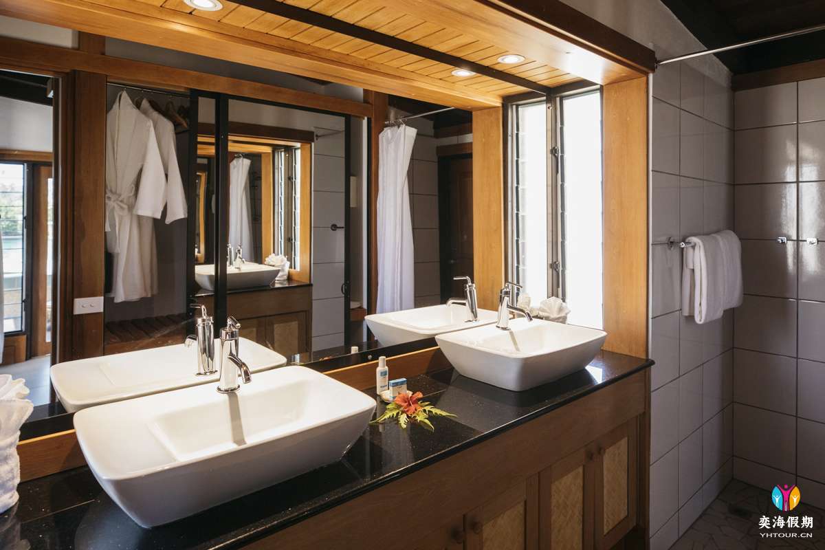 Two-Bedroom Marina Bure (4).jpg