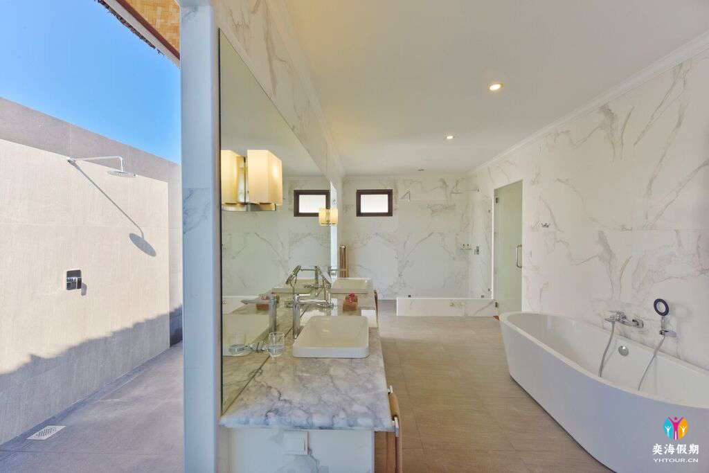 DL-HRES- Dreamland_Water_Bungalow_01_preview.jpeg