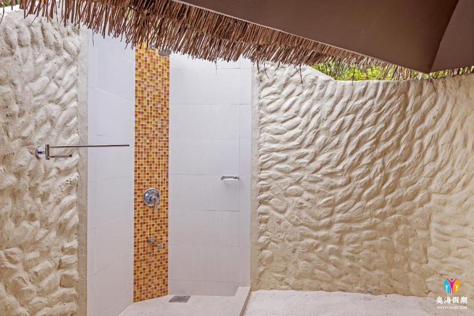 Deluxe Beach Villa (3).jpg
