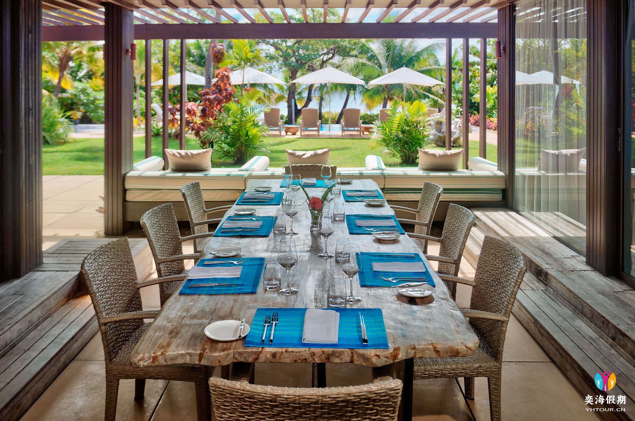 in villa diningr.jpg