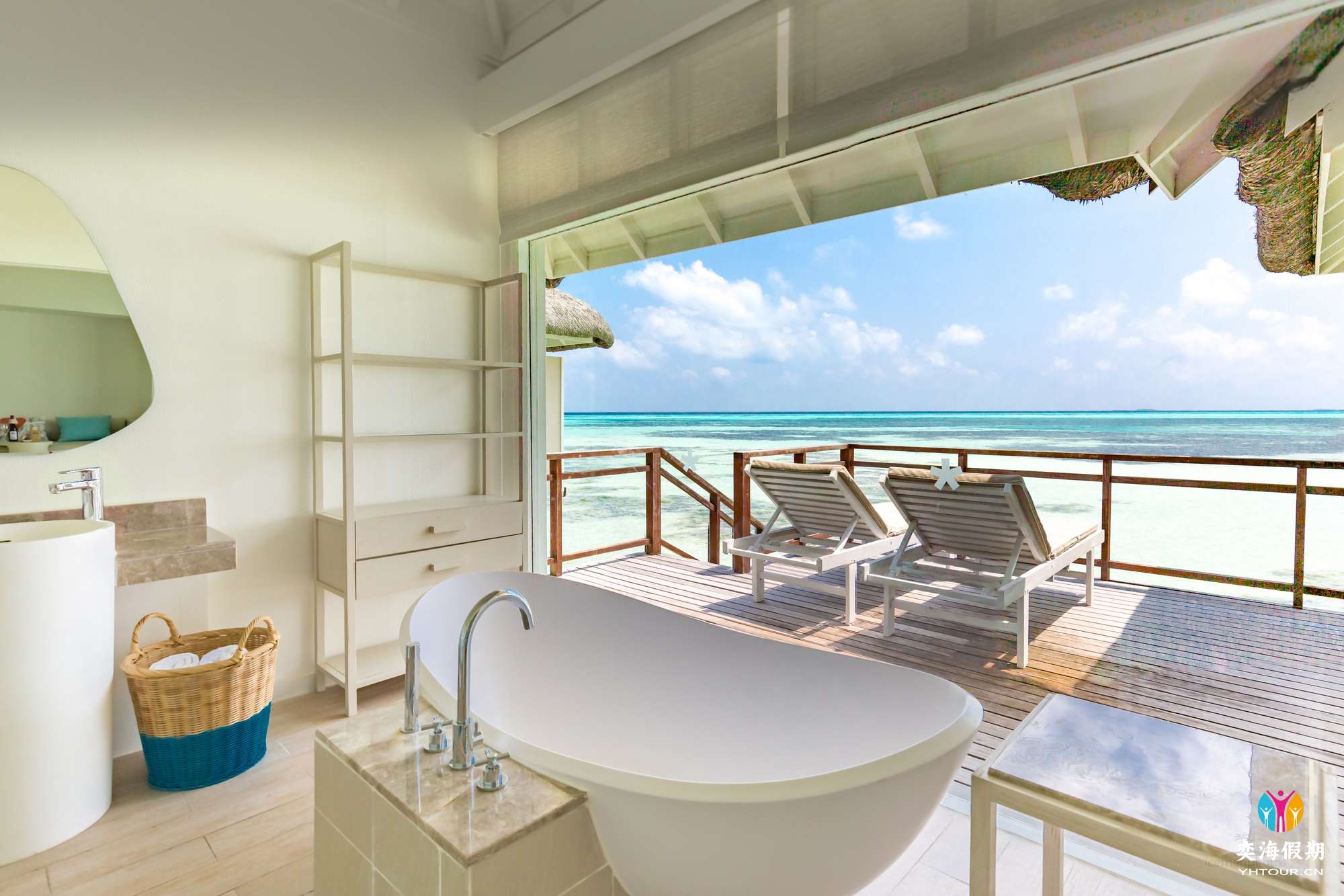 6100_Water Villa Bathtub_2000x1333.jpg