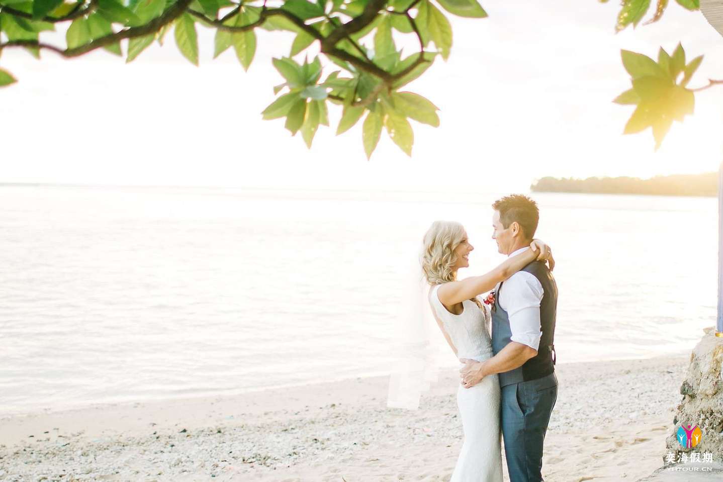 wedding-couple-by-the-beach.jpg