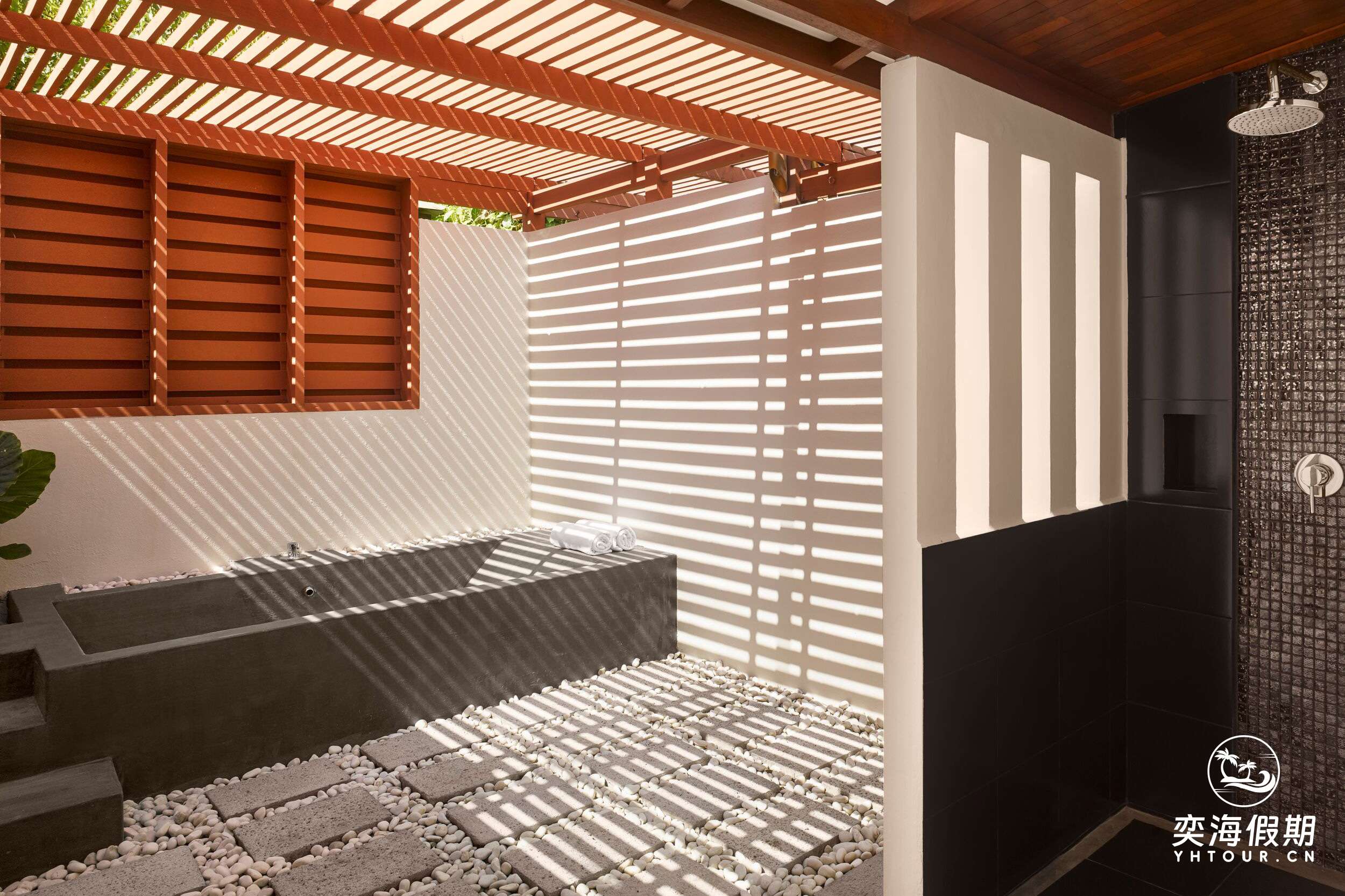 Villa Park - Sun Villa - Bath - Large.jpg