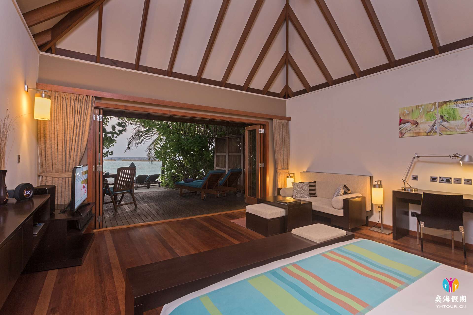 VeliganduJacuzziBeachVillaBedroom1.jpg