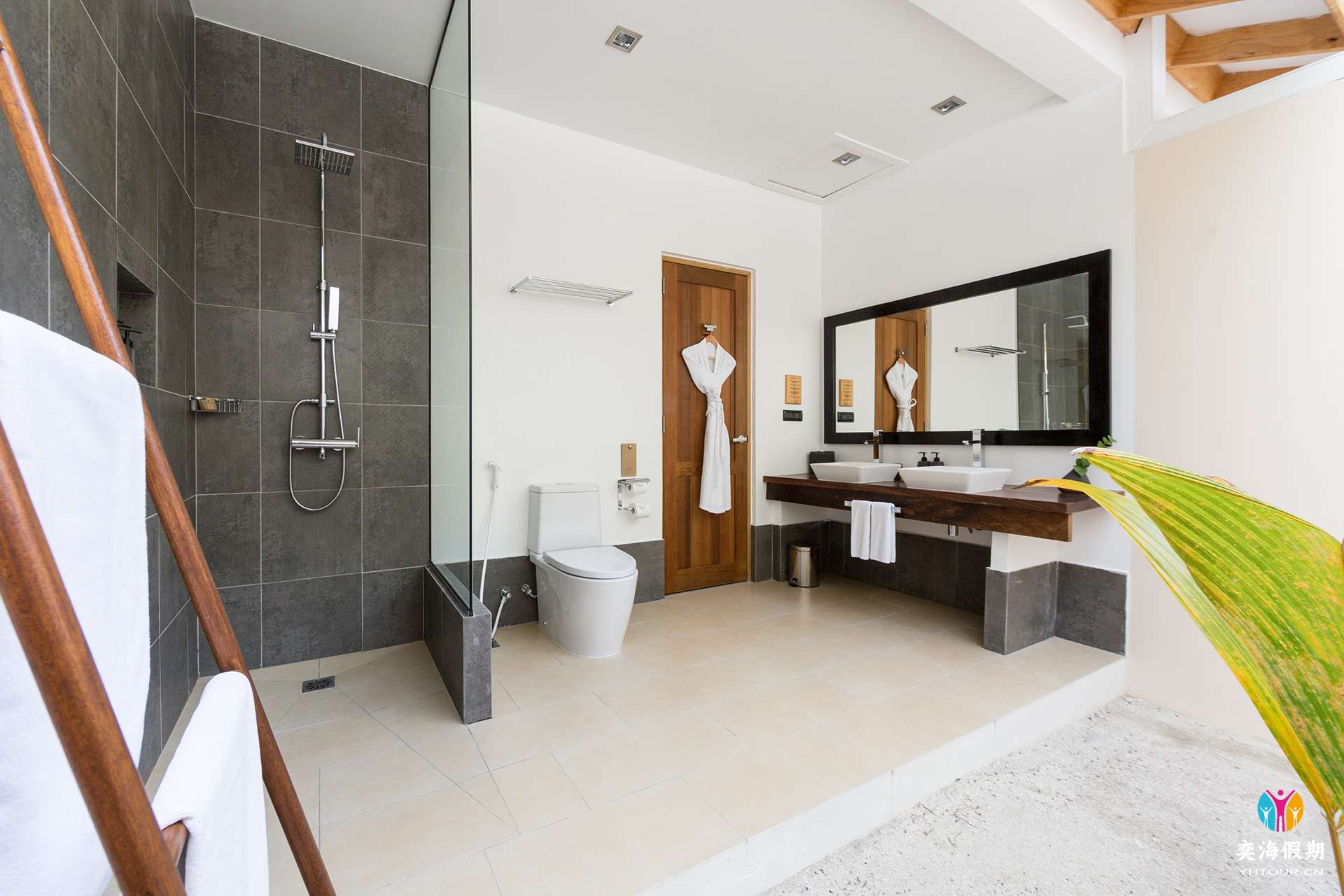 VilamendhooGardenRoomBathroom1.jpg