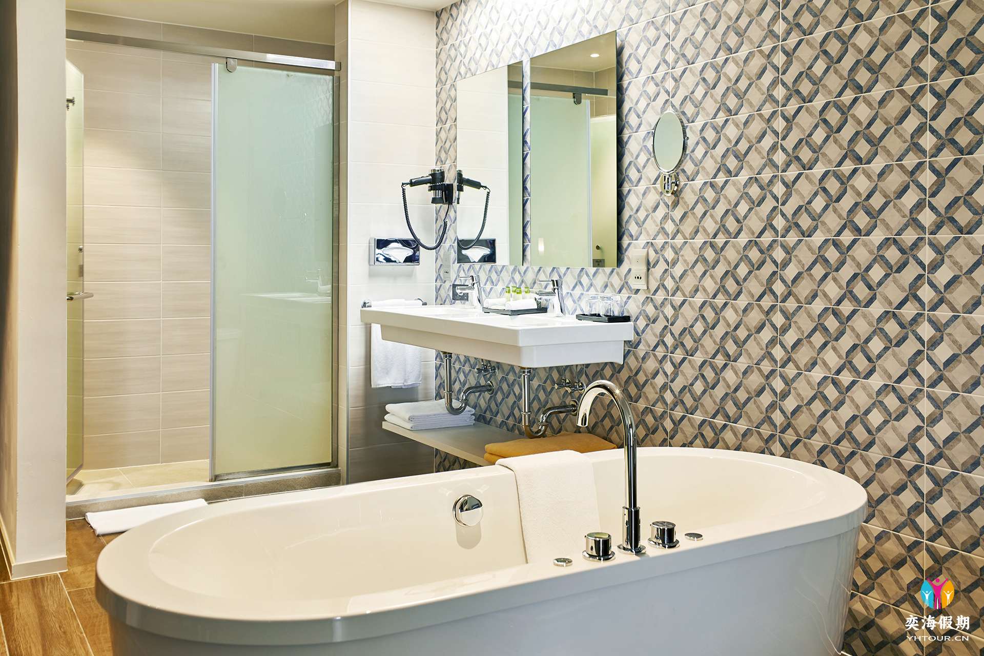 ATO_19_050 - Overwater superior junior suite.jpg