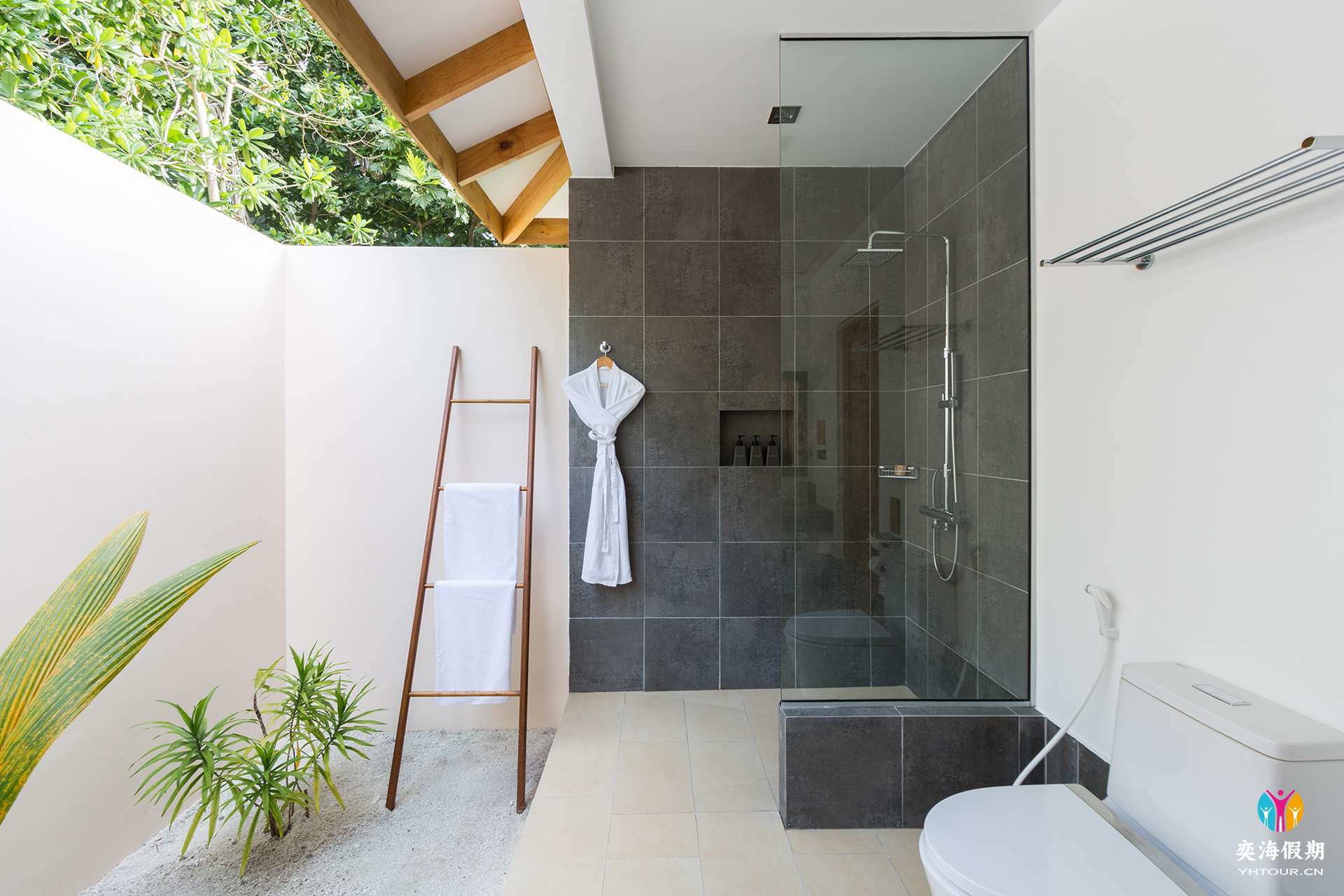VilamendhooGardenRoomBathroom.jpg