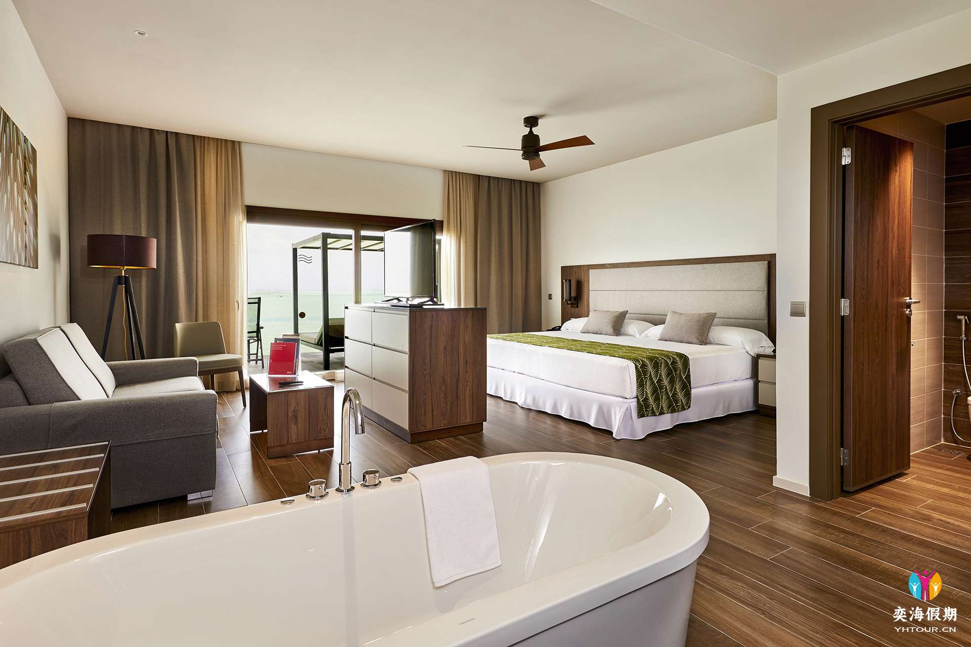 ATO_19_052 - Overwater superior junior suite.jpg