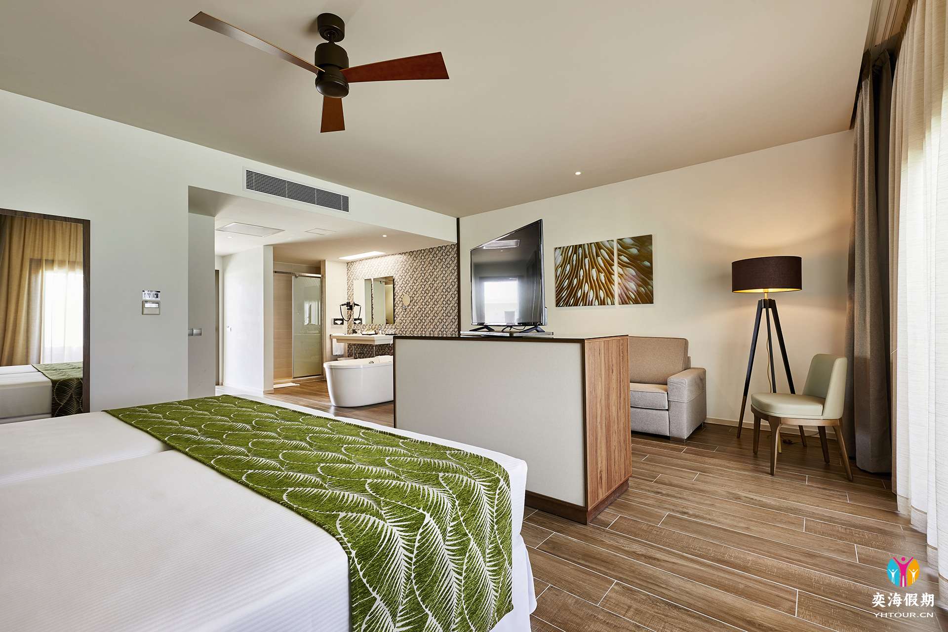 ATO_19_048 - Overwater superior junior suite.jpg