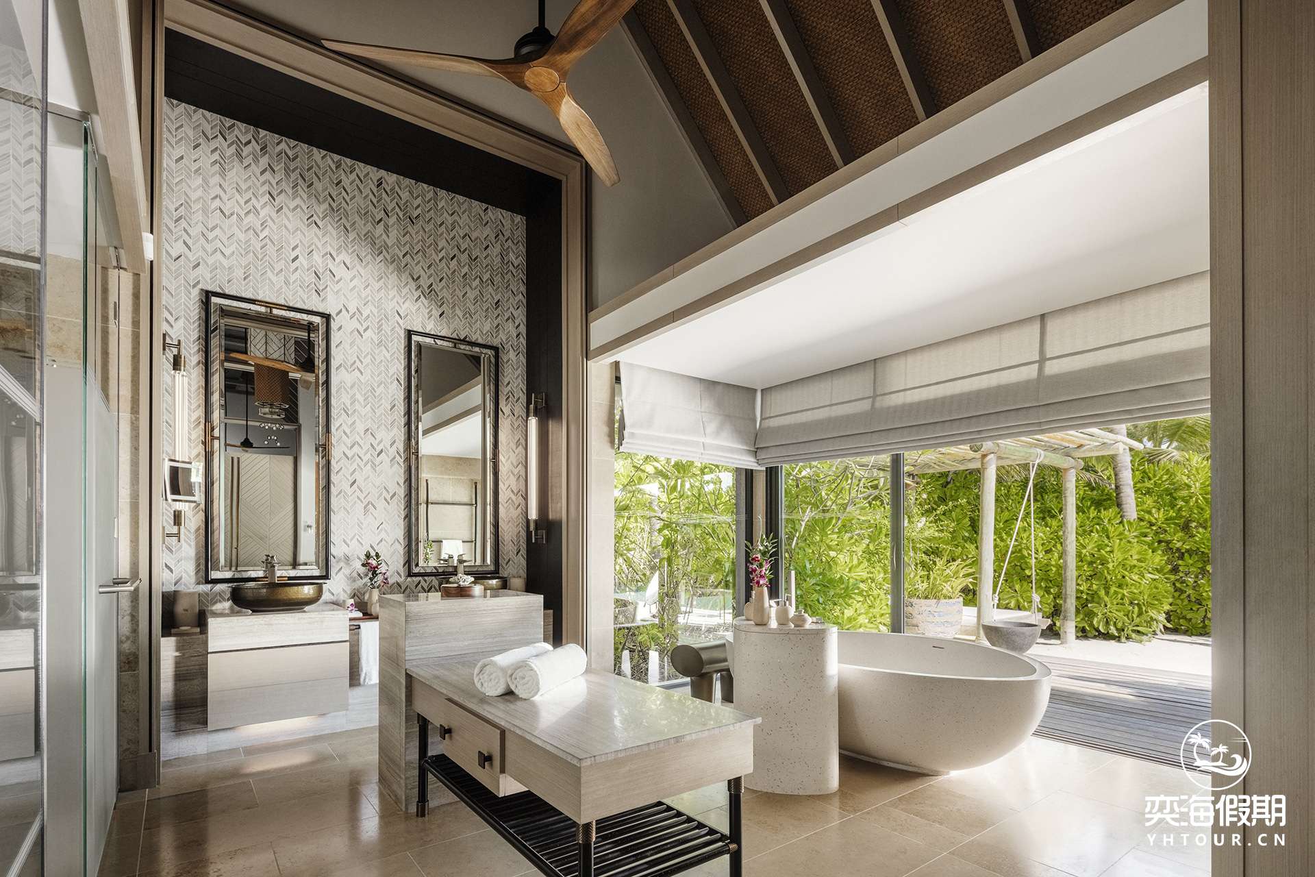 3. King Beach Villa_Bathroom.jpg