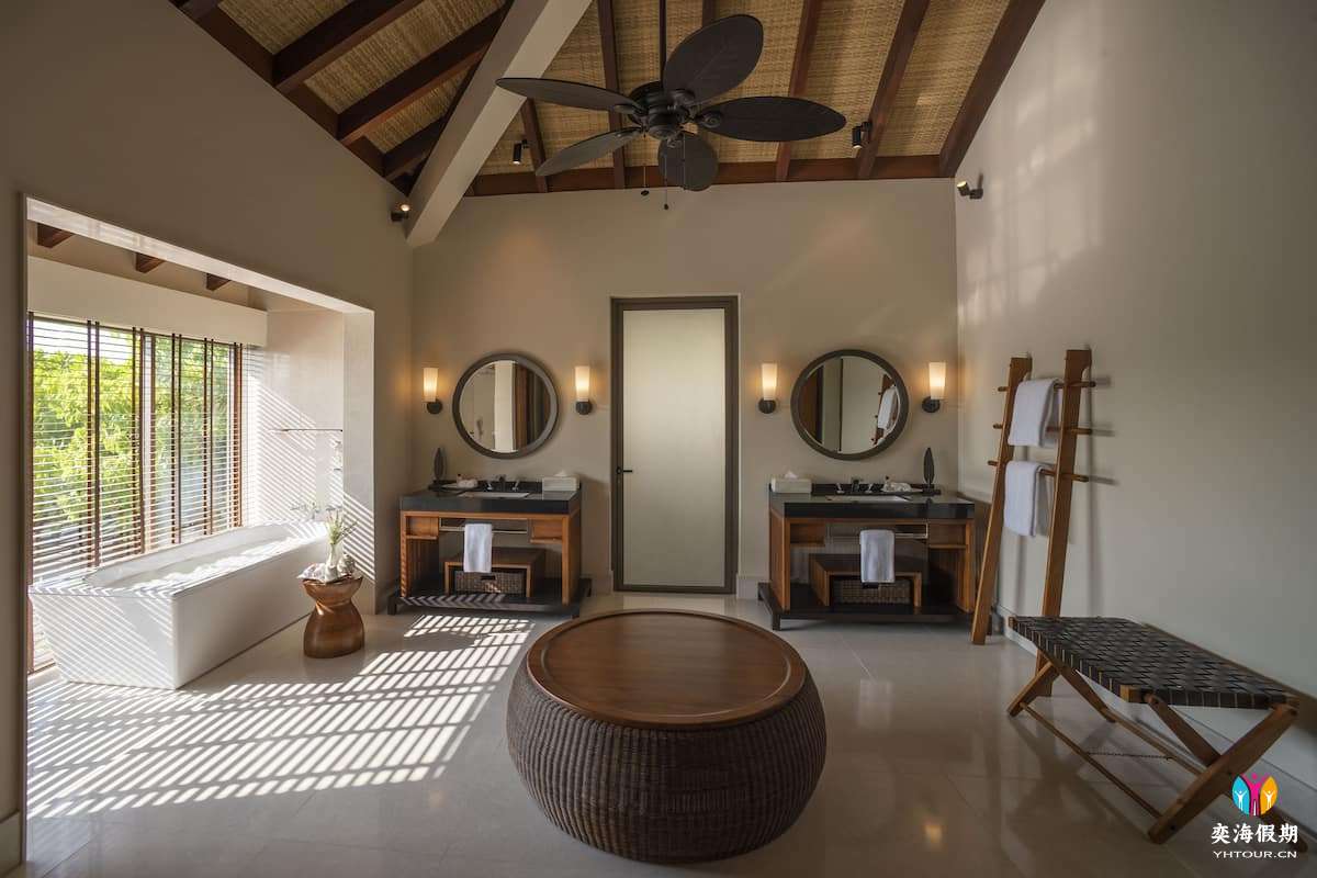 2 Bedroom Water Pool Villa (4).jpg