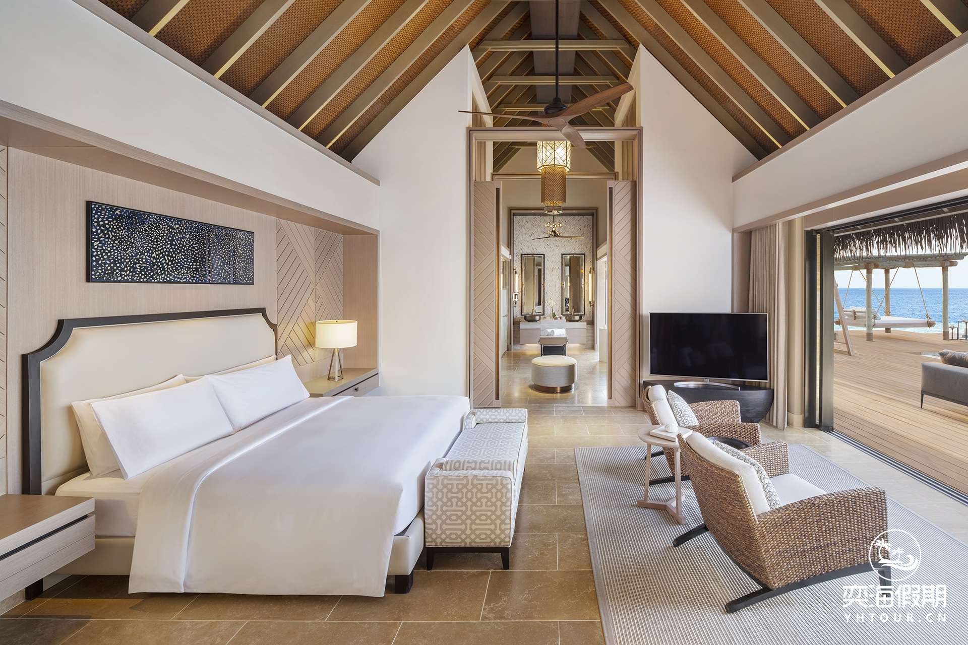 2. King Reef Villa_Bedroom.jpg