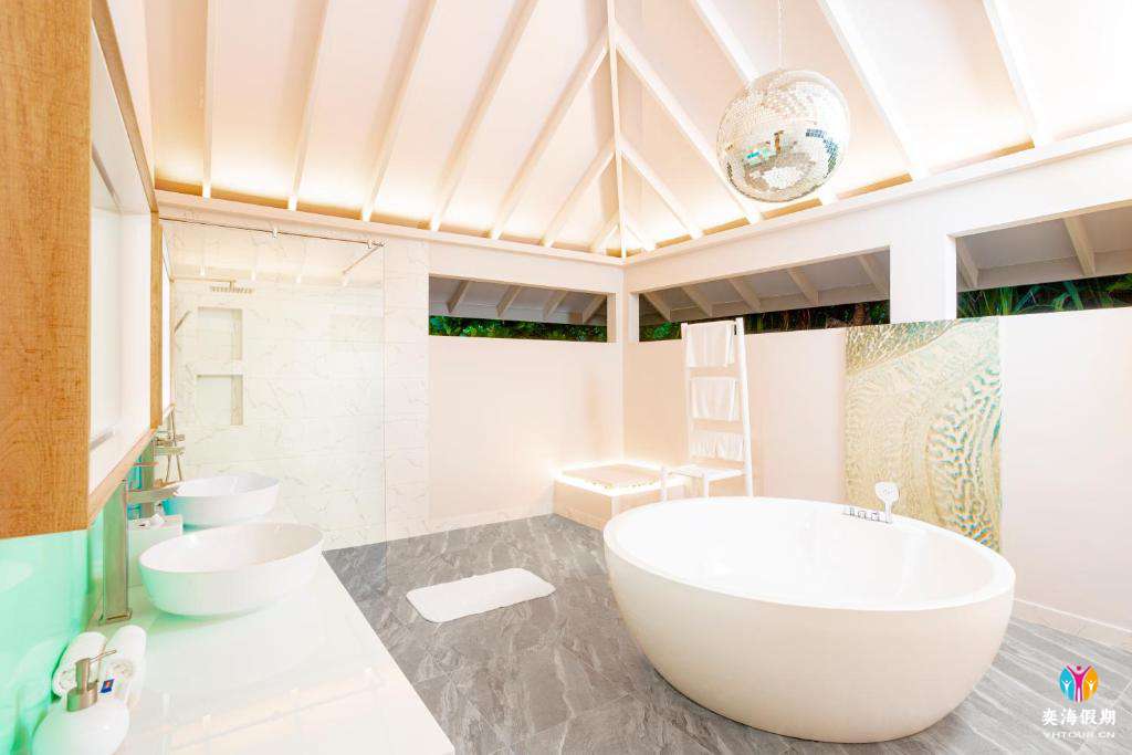 Lagoon Beach Villa with pool (2).jpg