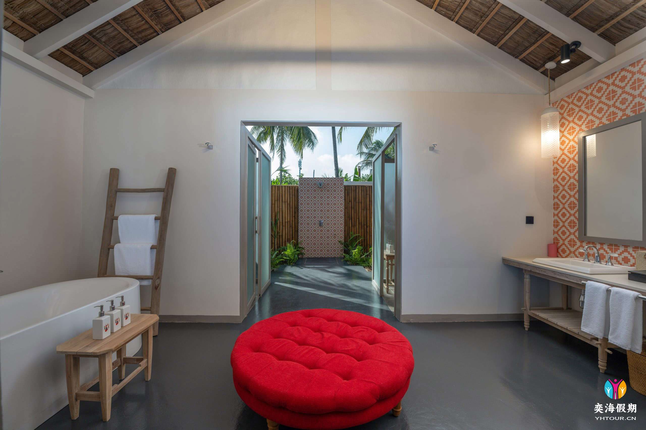 Beach Pool Suites2.jpg