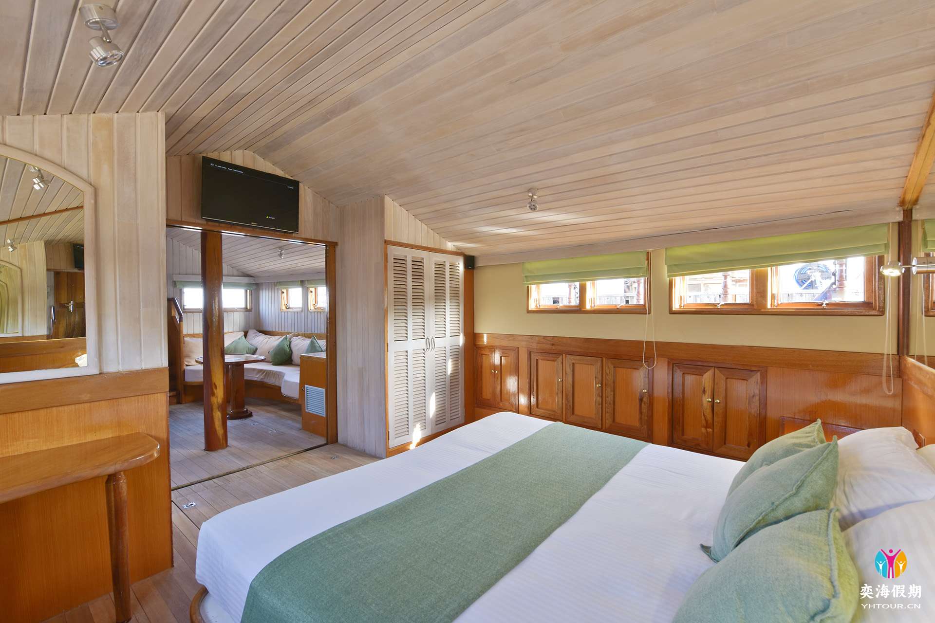 SFI-HRES-Safari_Island_Safari_Boat3.jpg