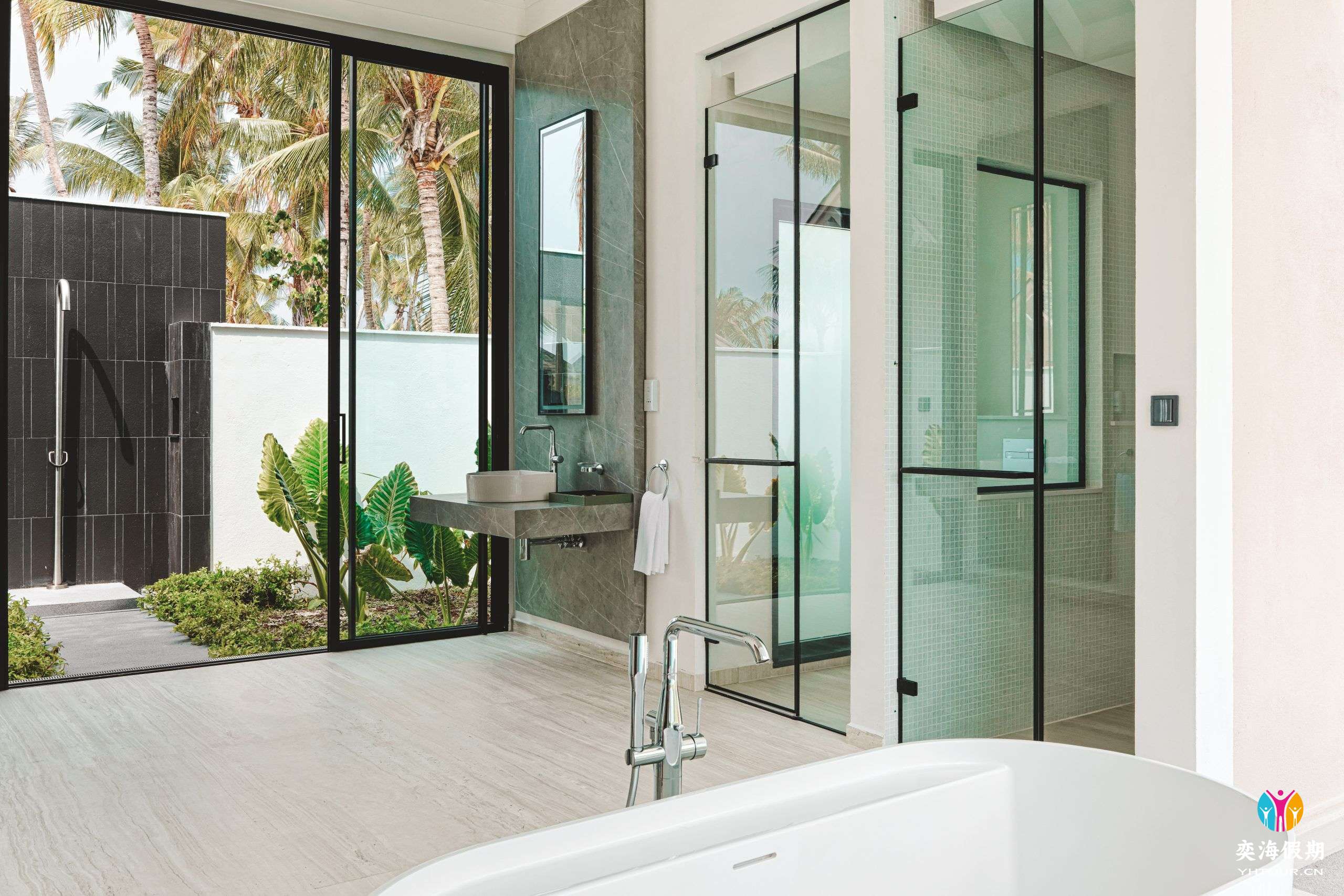 Deluxe Beach Pool Villa (1).jpg