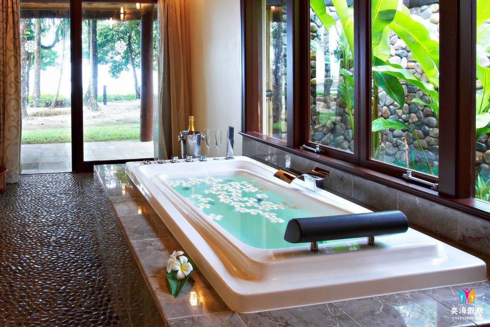Beachfront Spa Villa (1).jpg