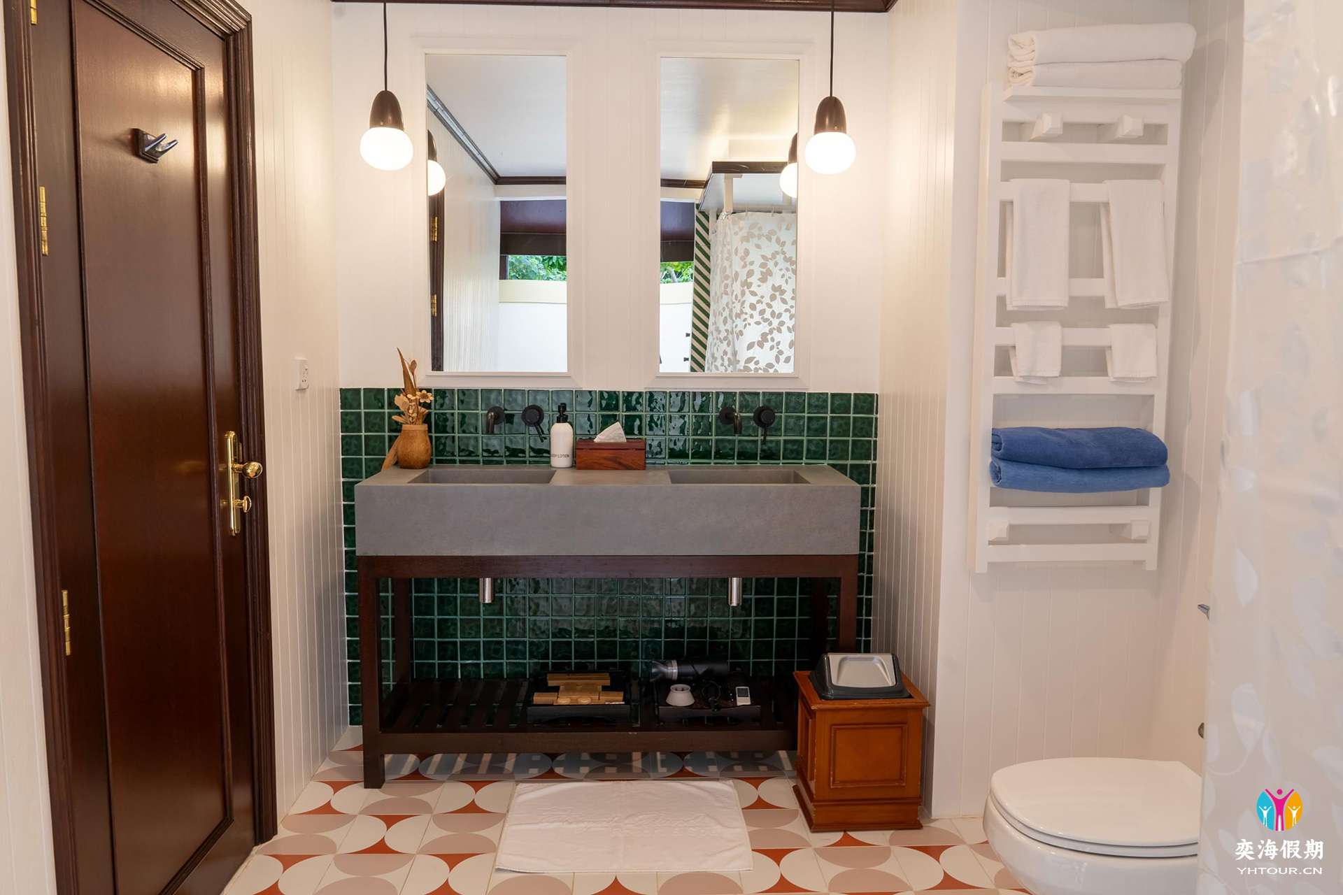Royal Island - Beach Pool Villa - Bath - Large.jpg