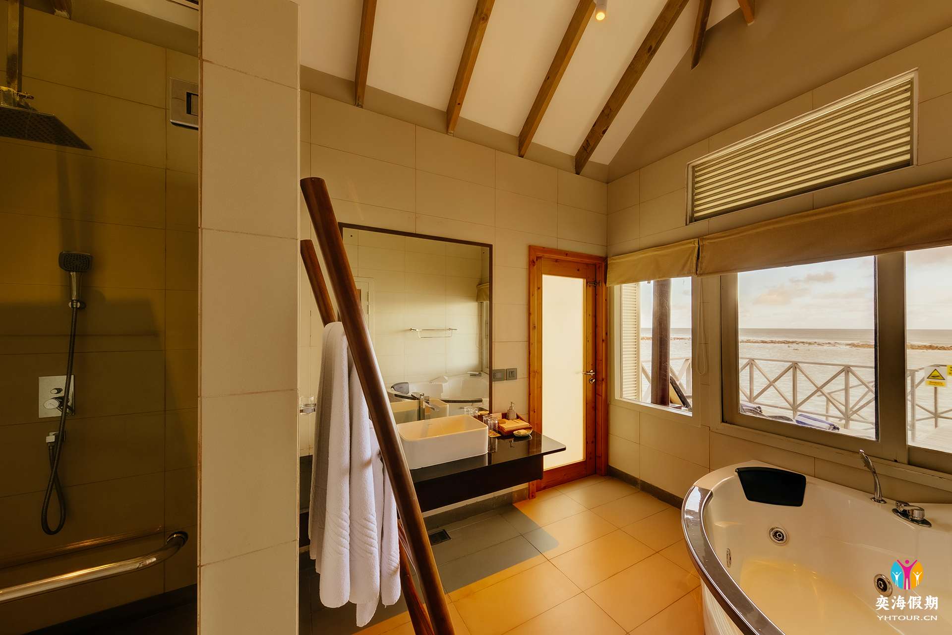 Water Bungalow (Bathroom-with Jacuzzi) _ Interior.jpg