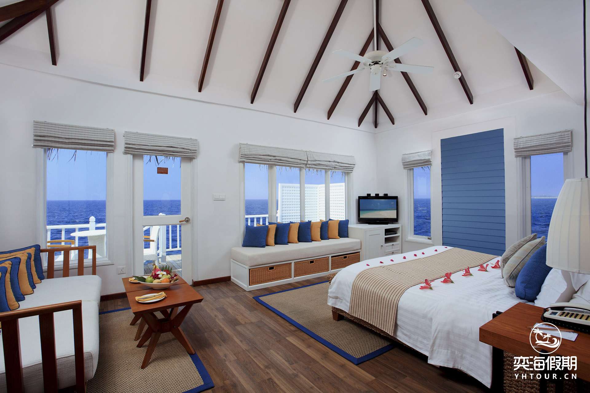 CIRM-Deluxe_Water_Villa_1.jpg