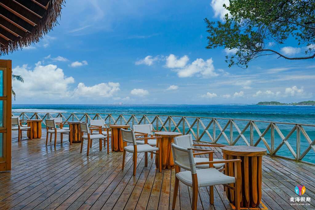 cinnamon-dhonveli-maldives Sunset bar 3.jpg