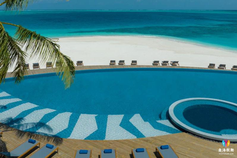 splash_outdoor_pool_avani_plus_fares_maldives_resort_984x532.jpg