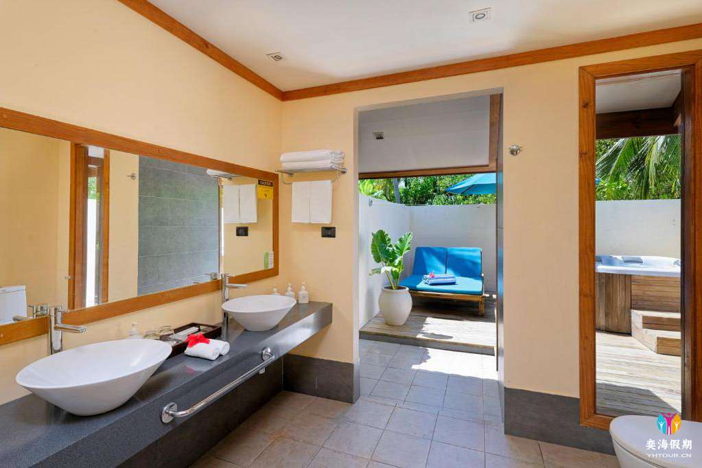 Premium Beach Villa with Whirlpool (6).jpg
