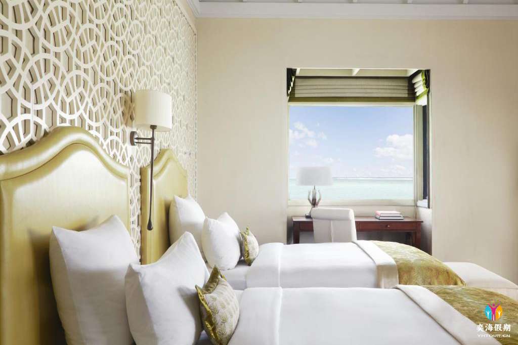 Presidential Overwater Suite (3).jpg