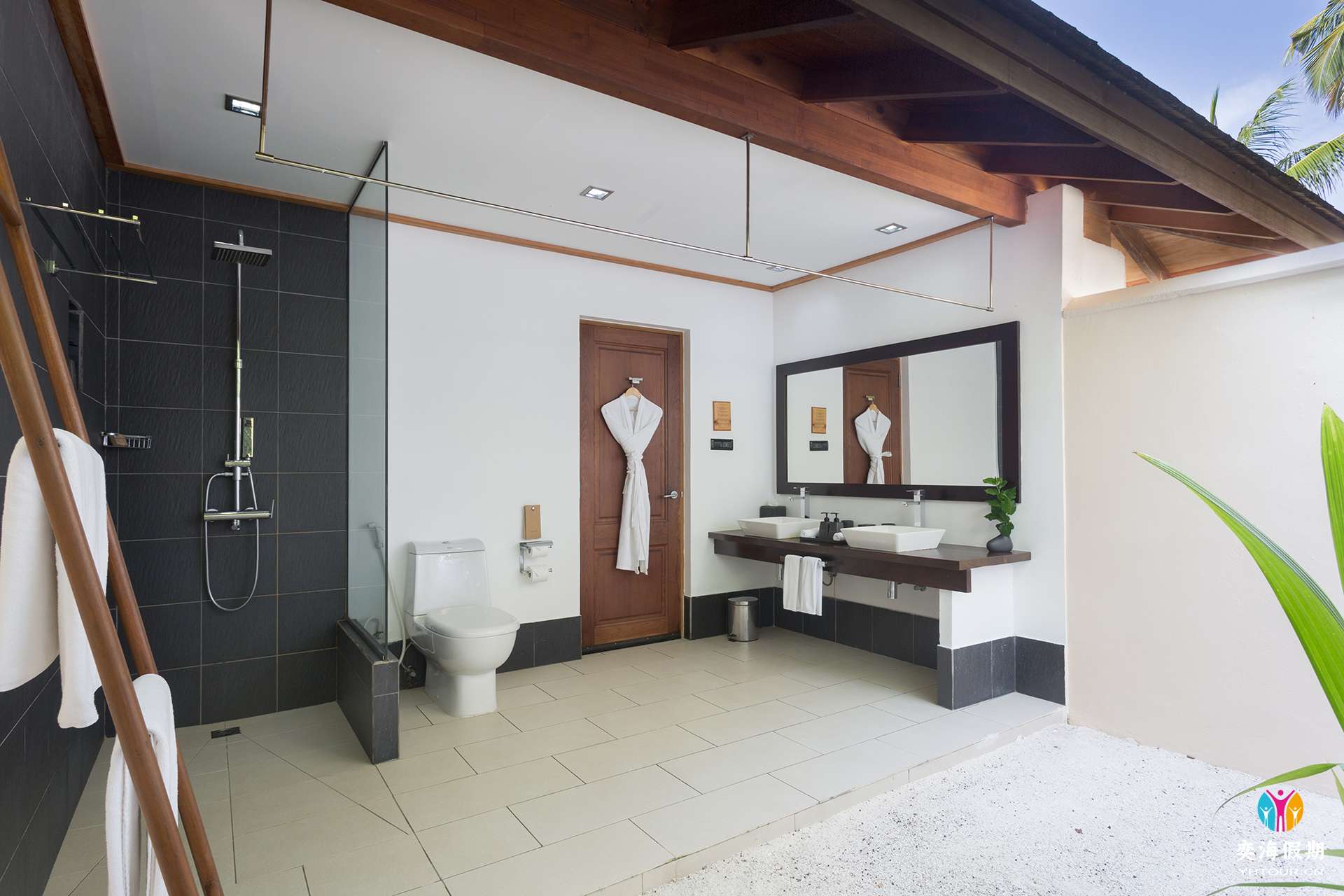 VilamendhooBeachVillaBathroom2.jpg