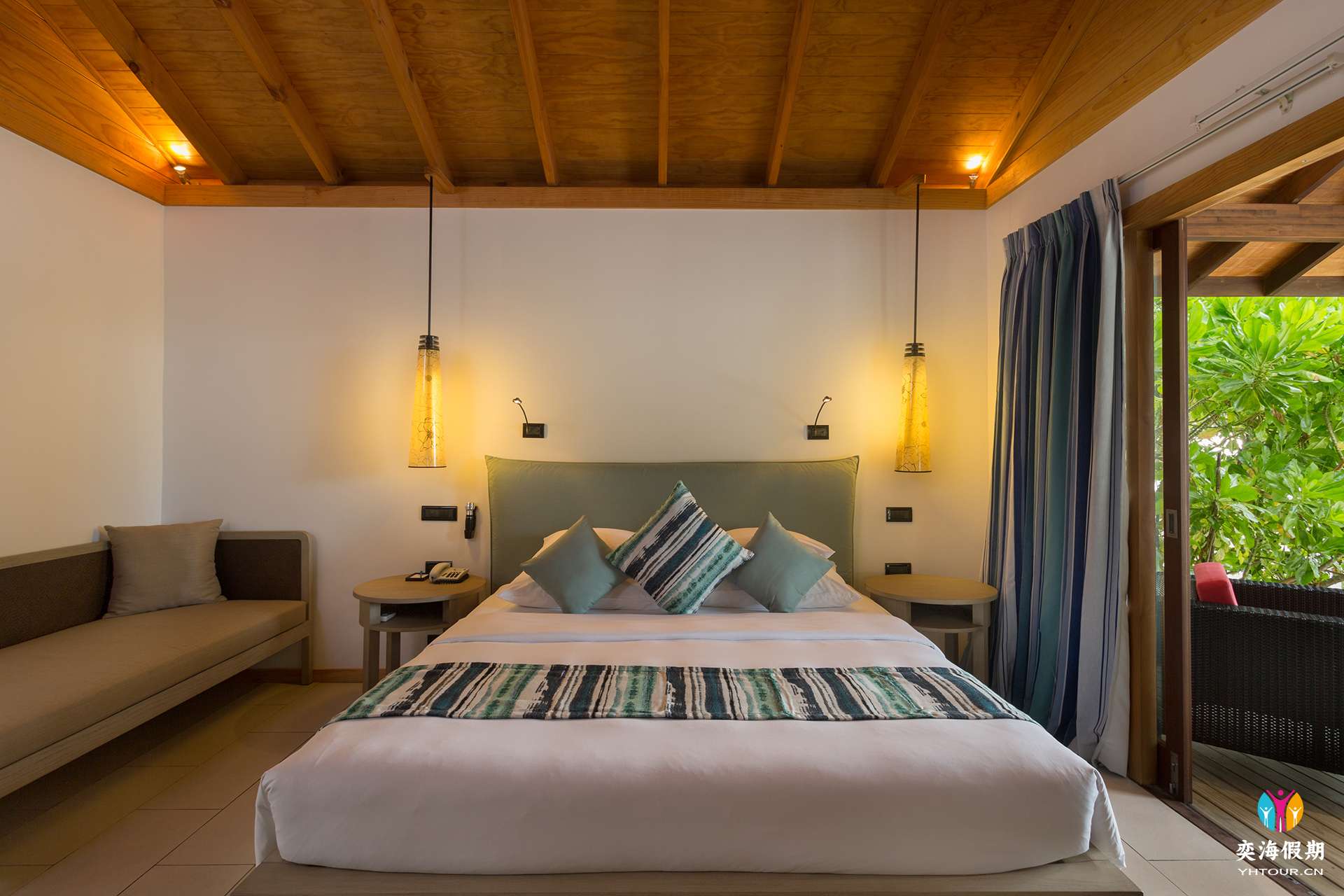 VilamendhooBeachVillaBedroom11.jpg