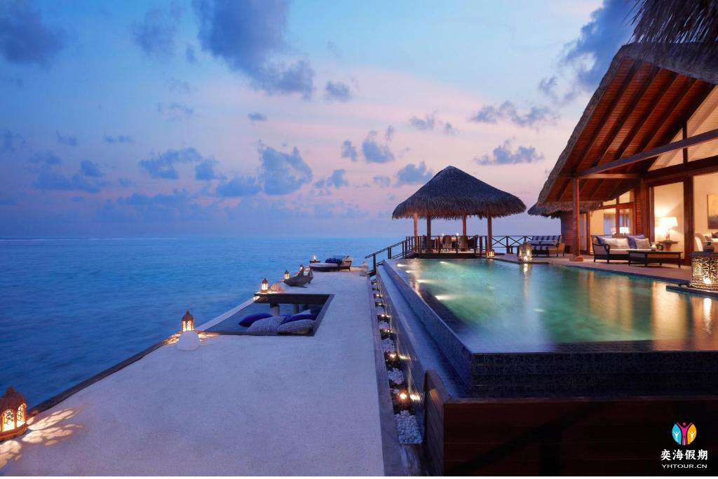 Presidential Overwater Suite (1).jpg