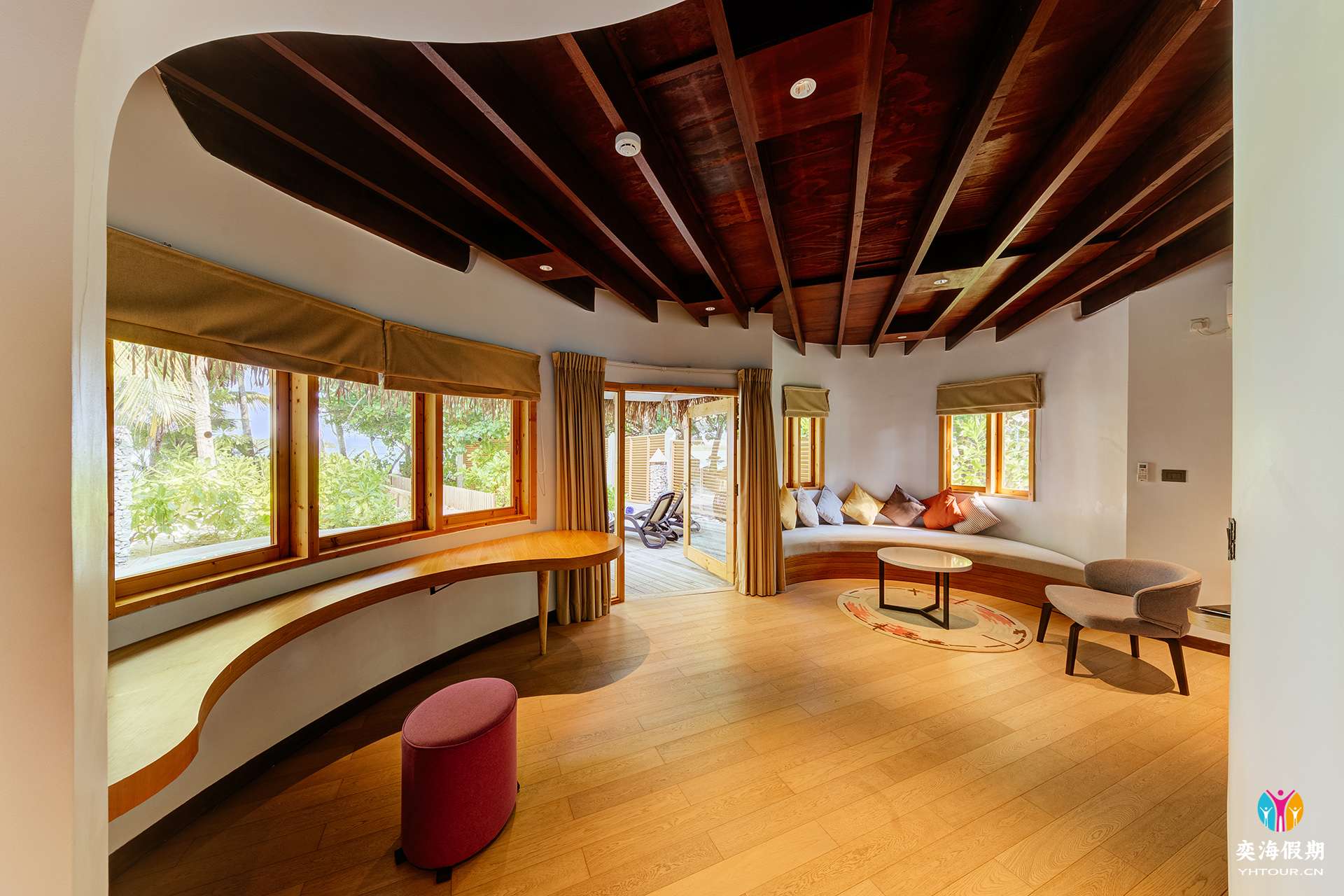 Beach Suite with pool (living room).jpg