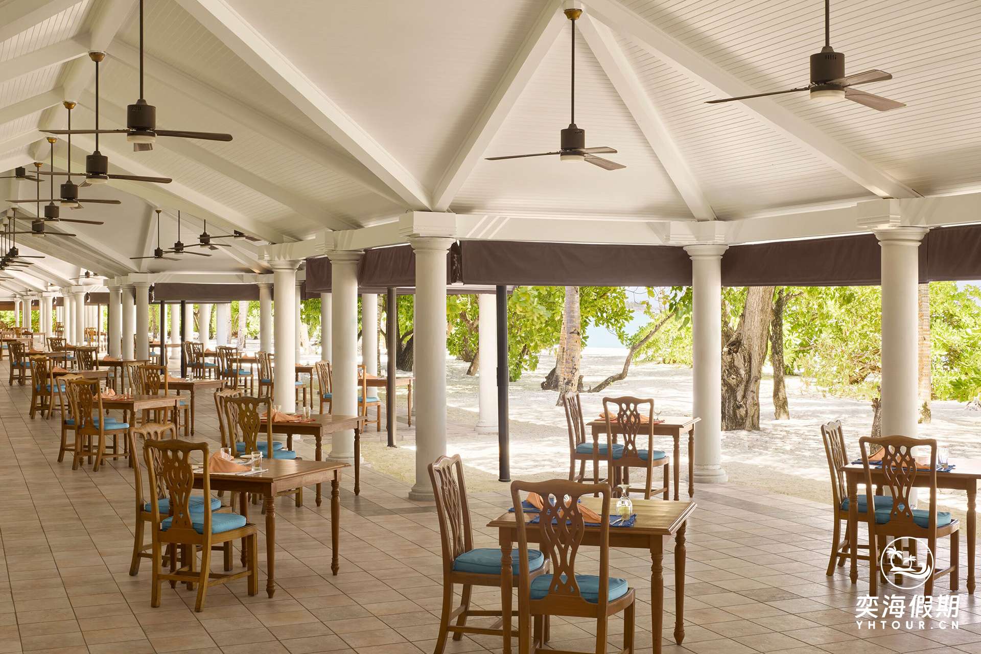 Villa Park - Maaniya Restaurant - Seating - Large.jpg