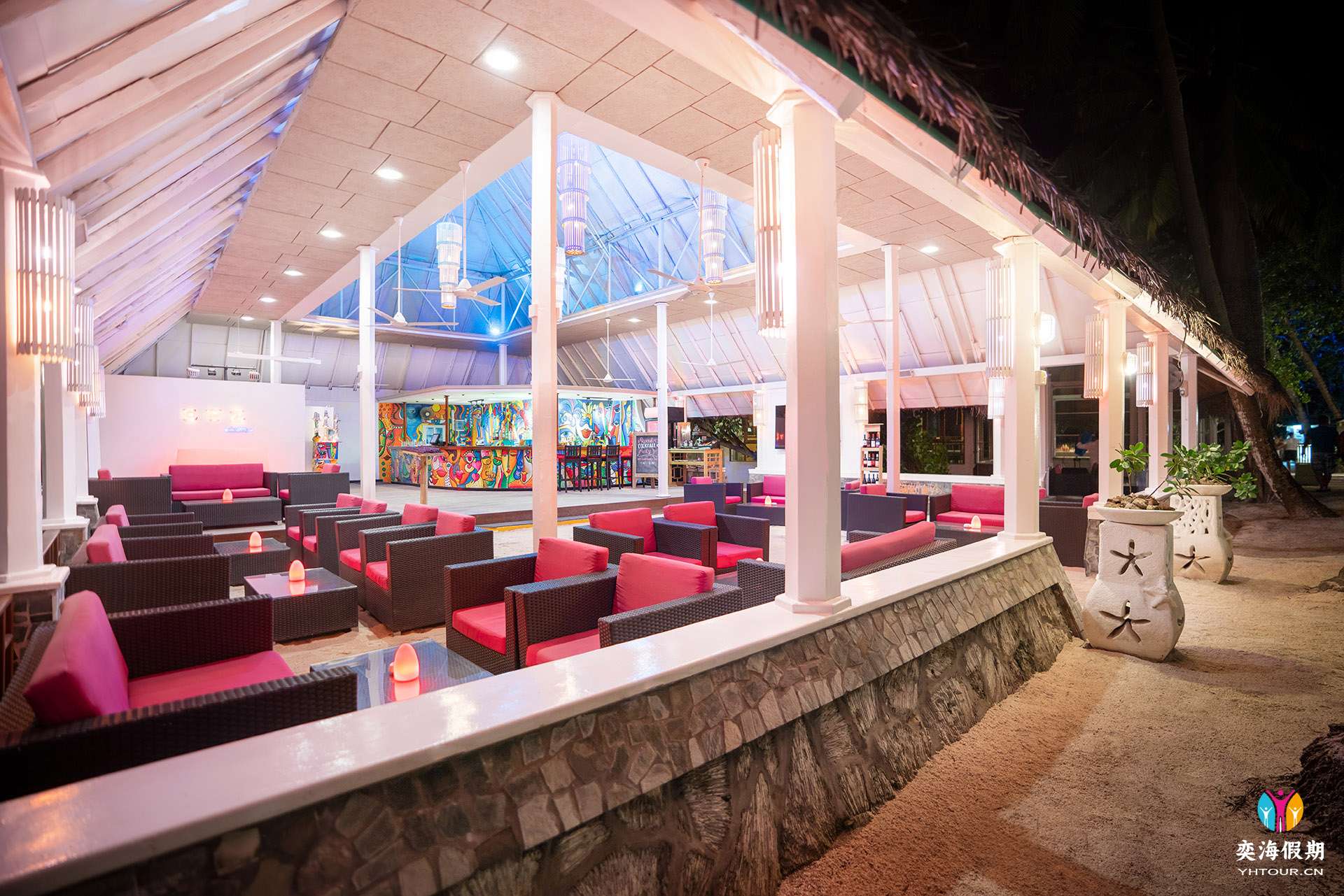 Elaidhoo Maldives by Cinnamon Eyz Lounge Bar.jpg
