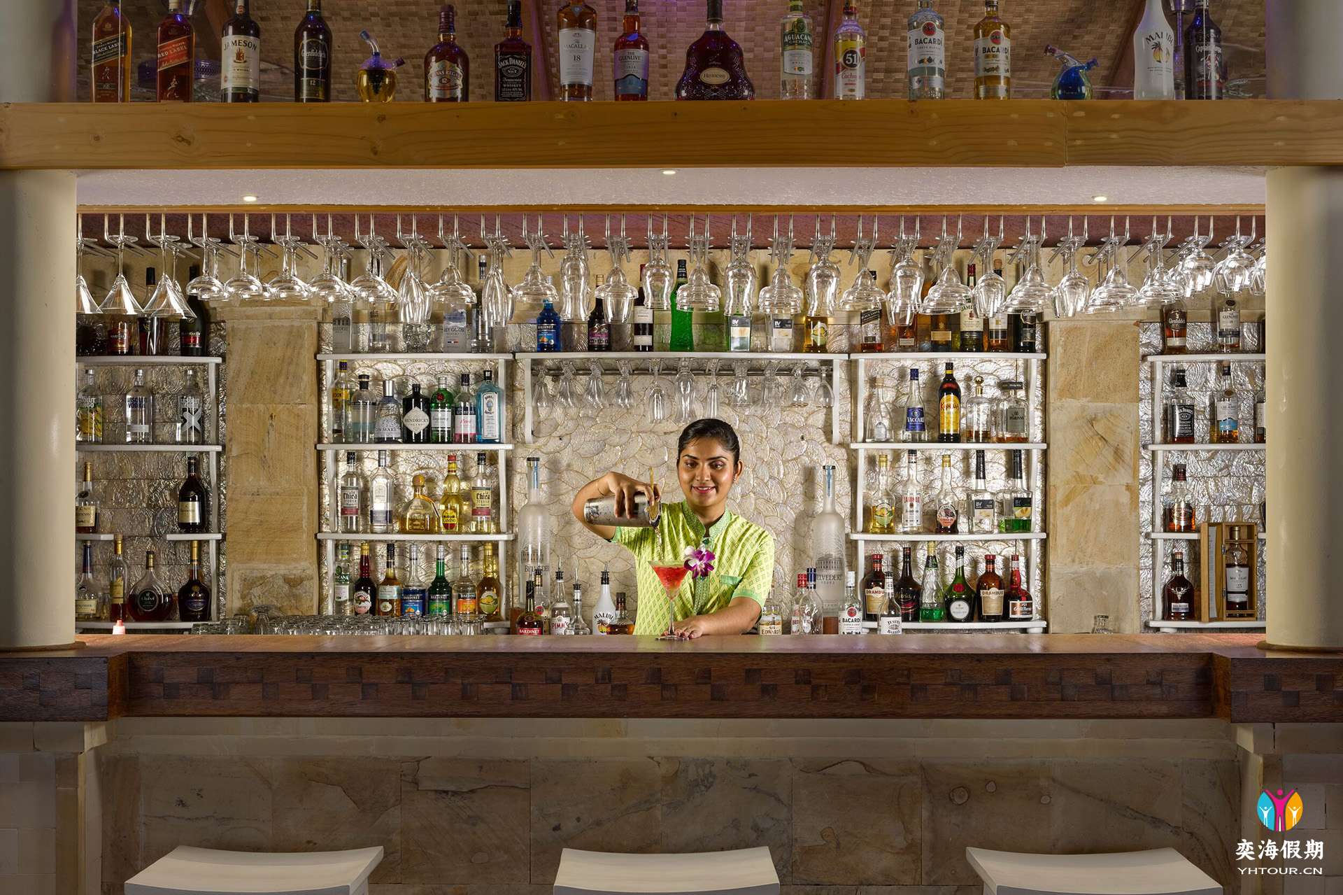 Royal Island - Main Bar - Seating - Large.jpg