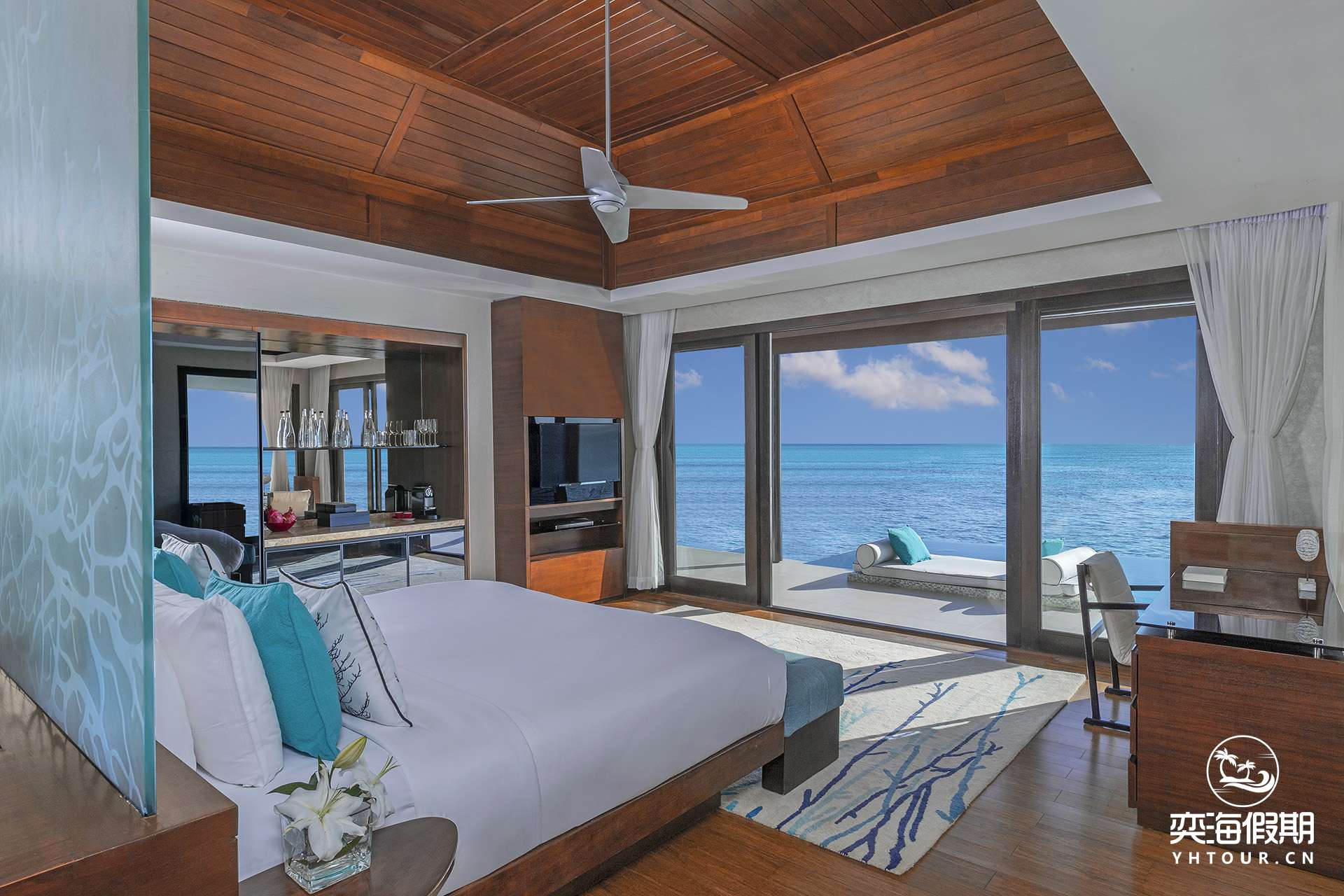 Deluxe Water Pool Villa_Bedroom.jpg