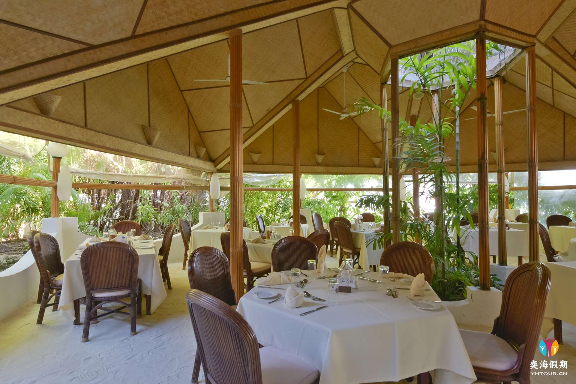 THU-HRES-Thulhagiri_Island_Main_Restaurant3.JPG