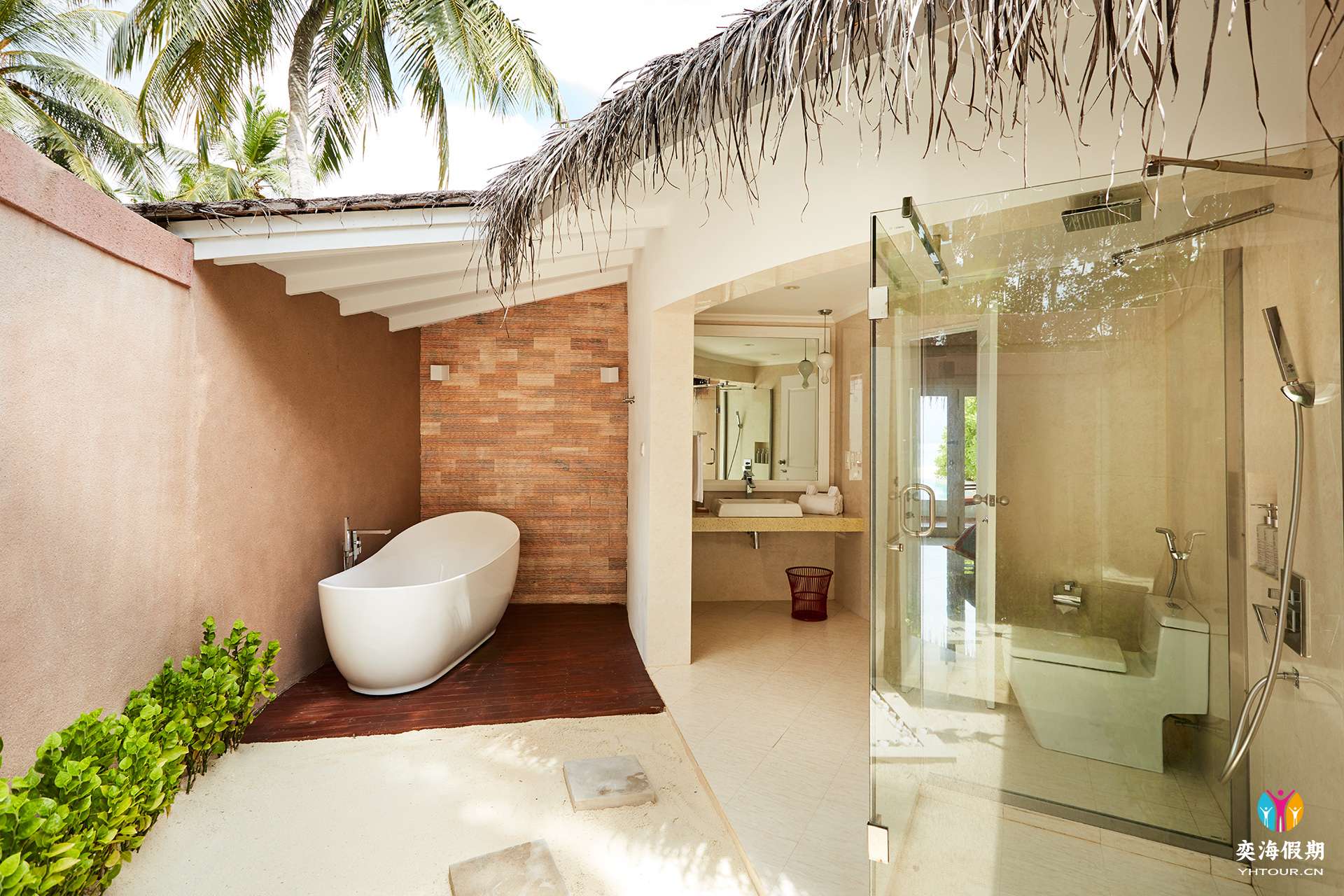 Vilu_Reef_Sun_Aqua_Pool_Villa_0155.jpg