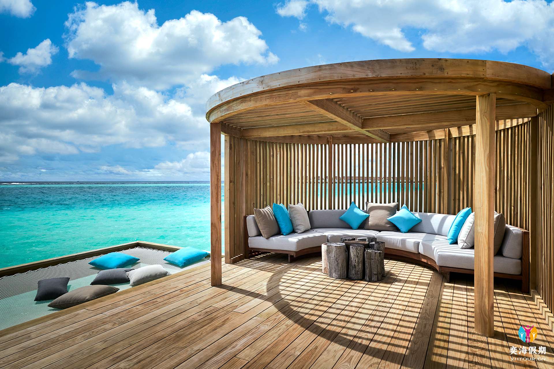Hard Rock Hotel Maldives_Rockstar_deck_280.jpg