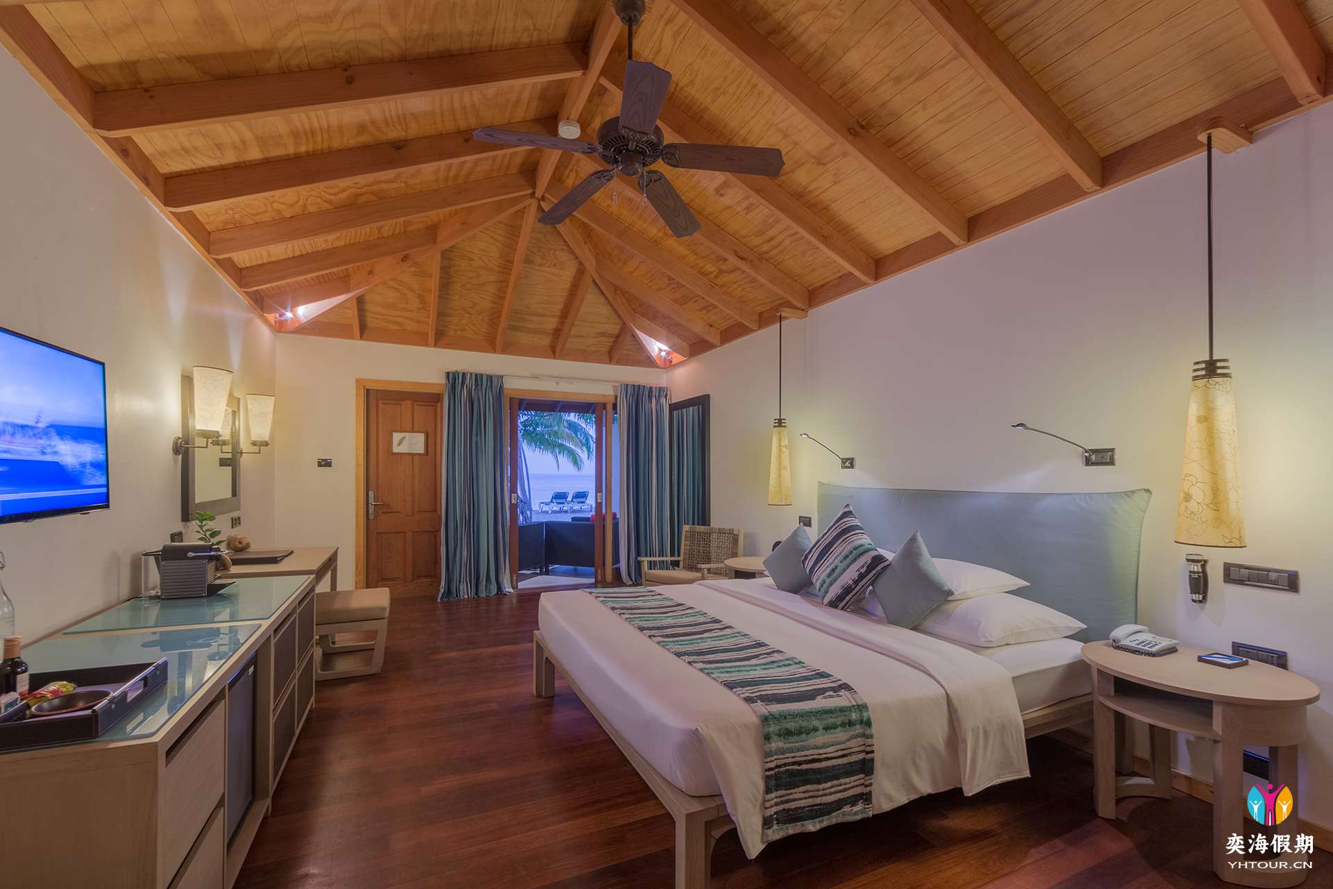 VilamendhooJacuzziBeachVillaBedroom1.jpg