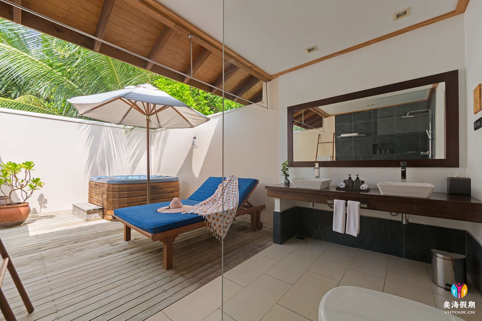 VilamendhooJacuzziBeachVillaBathoorm.jpg