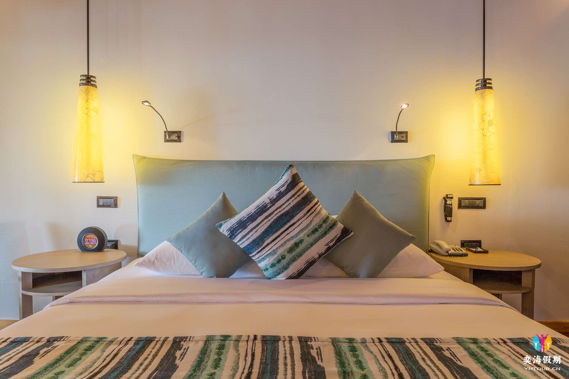 VilamendhooJacuzziBeachVillaBedroom2.jpg