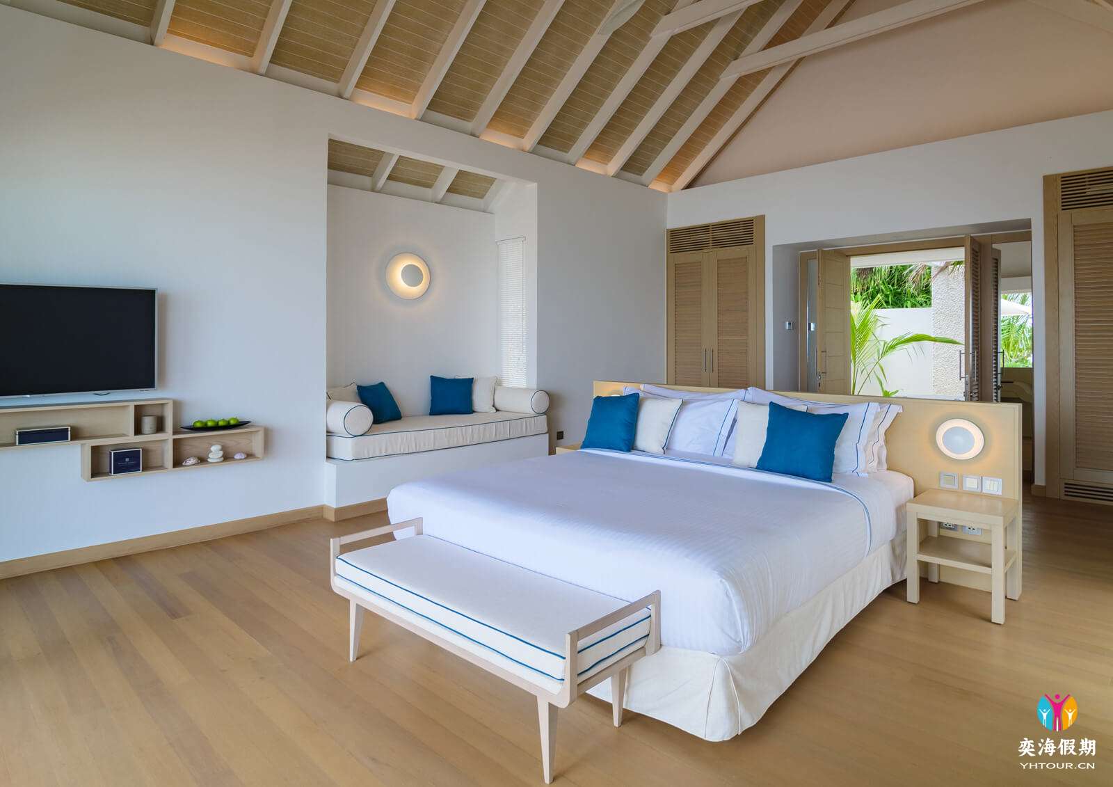 Deluxe Beach Suite with Pool_Villabedroom.jpg
