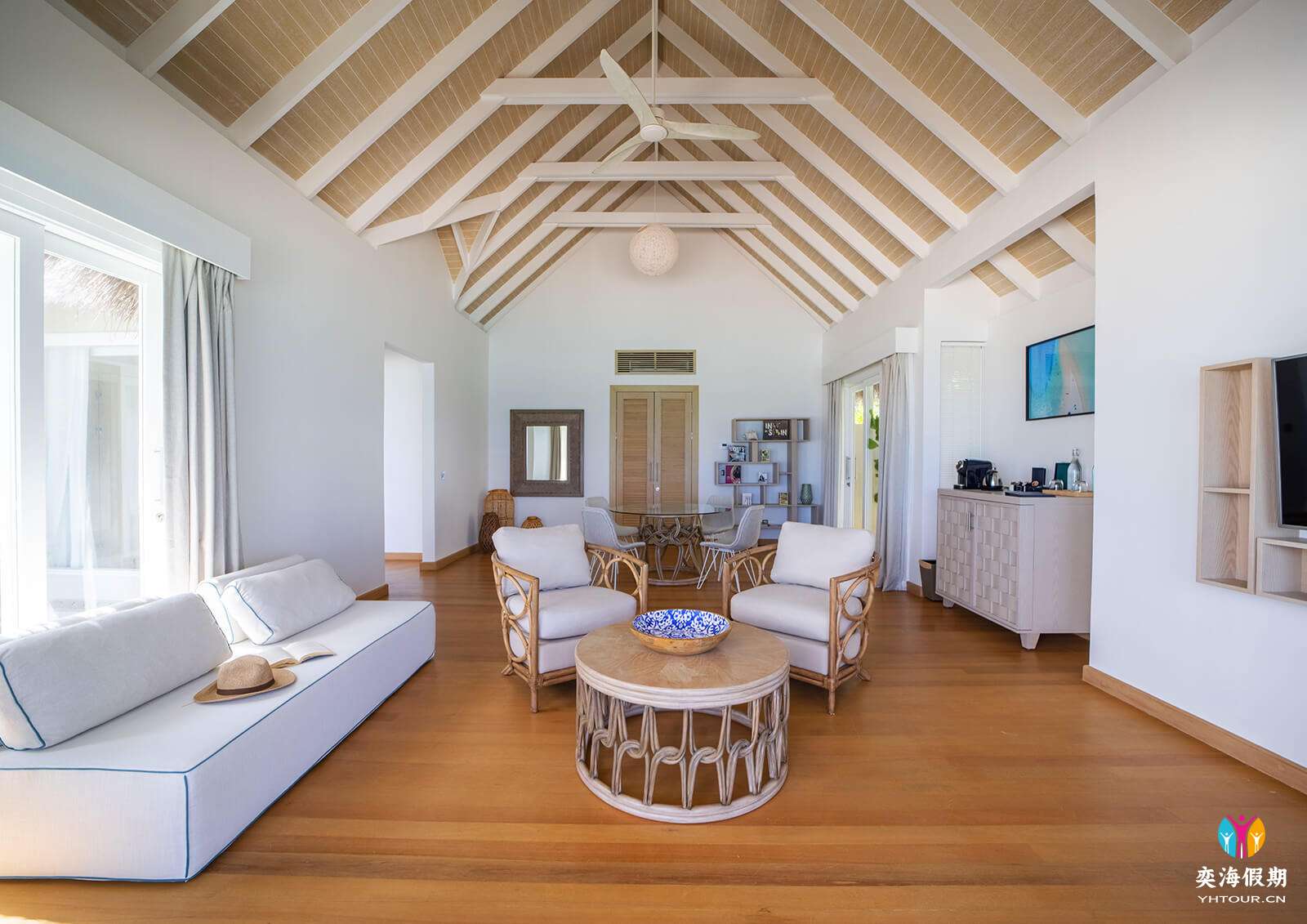 Deluxe Beach Suite with Pool_5.jpg