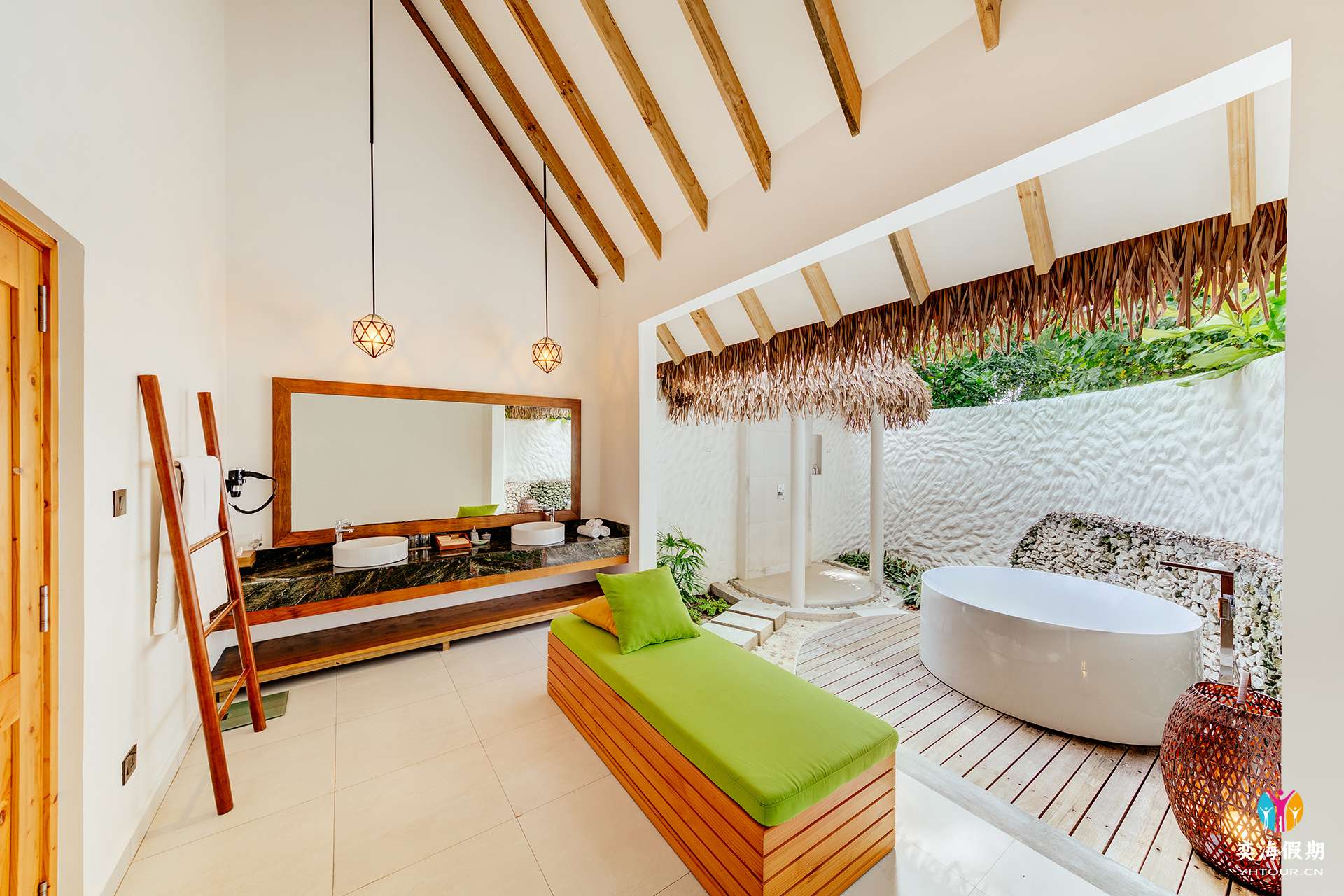 Junior Beach Suite Bathroom.jpg