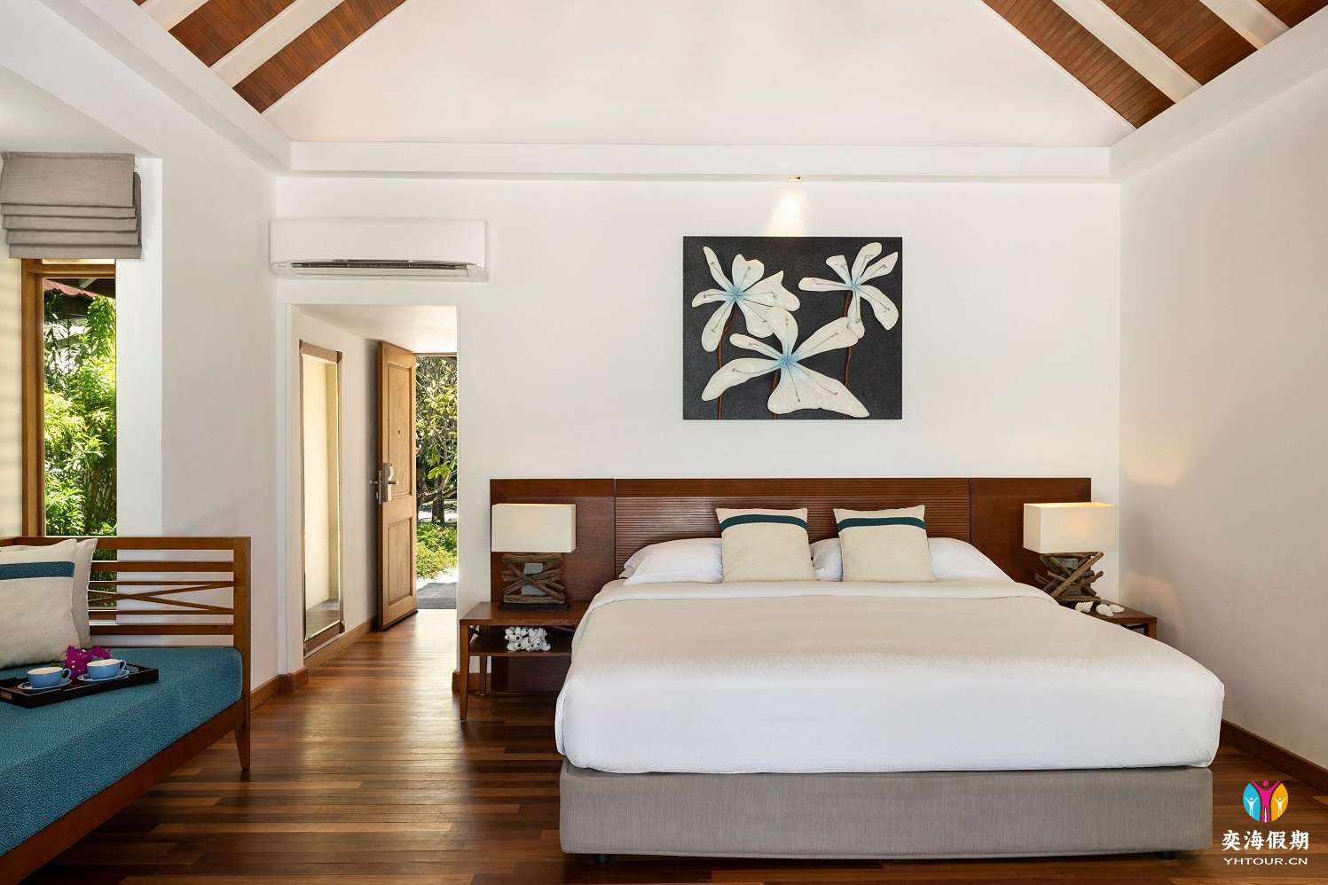 Beachfront Deluxe Bungalow3.jpg